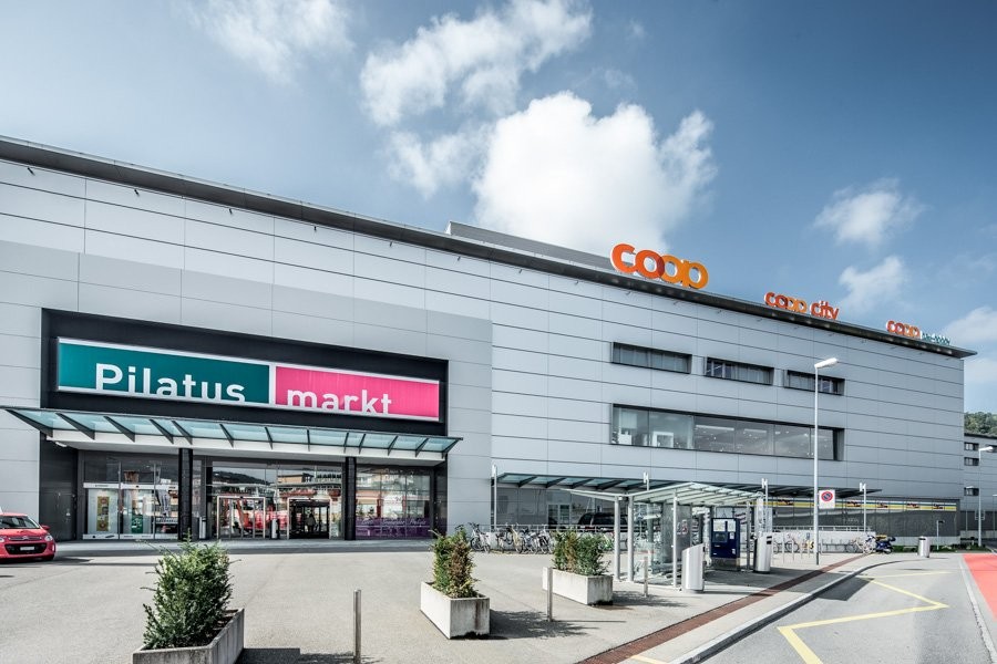 Espaces commerciaux flexibles au Pilatusmarkt Kriens

45 – 940 m² pour votre idée commerciale !

Qu'il s'agisse de vente au détail, de bureaux, d'un cabinet médical ou de services – au Pilatusmarkt Kriens, déjà établi, vous trouverez des surfaces flexibles pour les concepts d'utilisation les plus va
