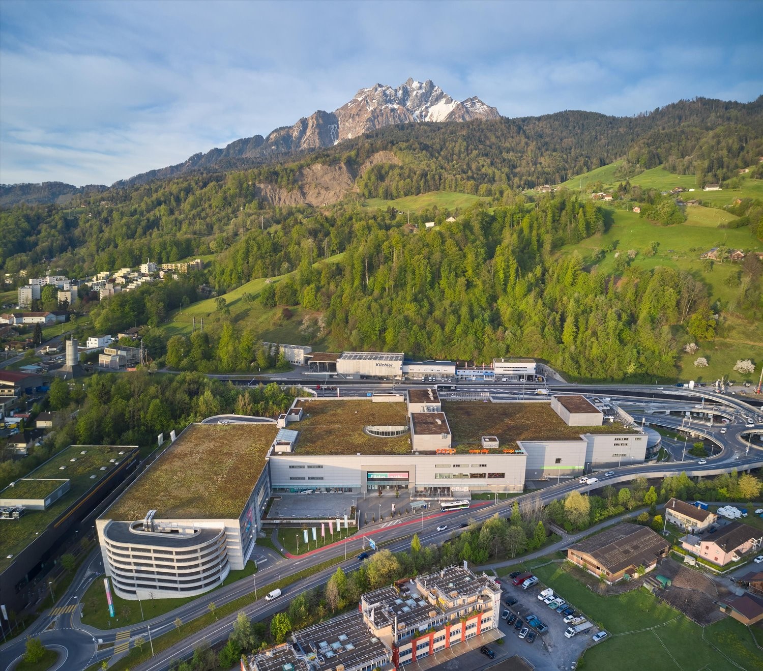 Espaces commerciaux flexibles au Pilatusmarkt Kriens

45 – 940 m² pour votre idée commerciale !

Qu'il s'agisse de vente au détail, de bureaux, d'un cabinet médical ou de services – au Pilatusmarkt Kriens, déjà établi, vous trouverez des surfaces flexibles pour les concepts d'utilisation les plus va