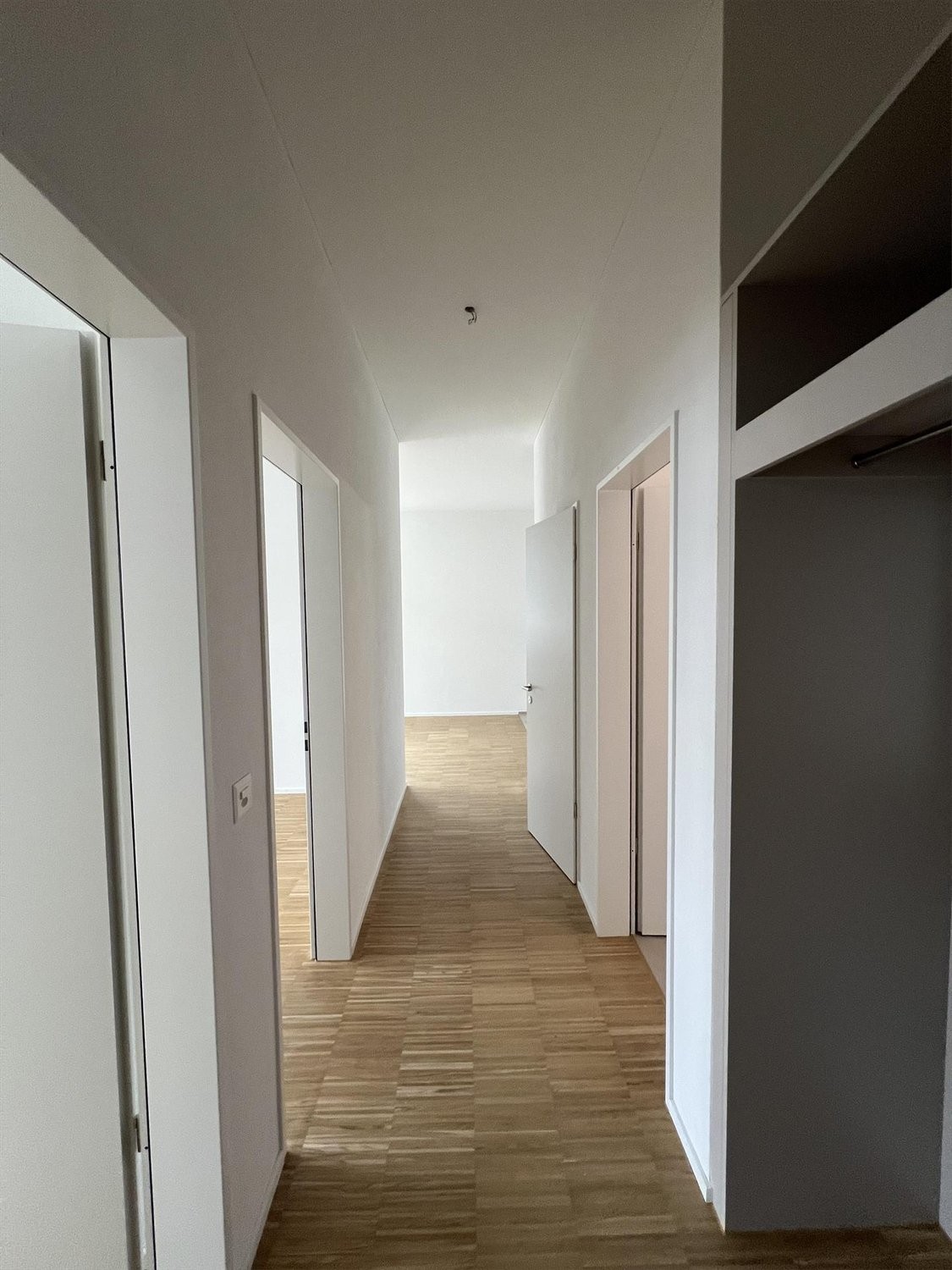 Appartement de 4 ½ pièces

Spacieux appartement de 4.5 pièces dans un immeuble neuf - première occupation dans un emplacement central à Neu St. Johann

Au Toggenburgerstrasse 13 à Neu St. Johann, nous louons avec effet immédiat un appartement attractif de 4.5 pièces au 1er étage d'un immeuble collec