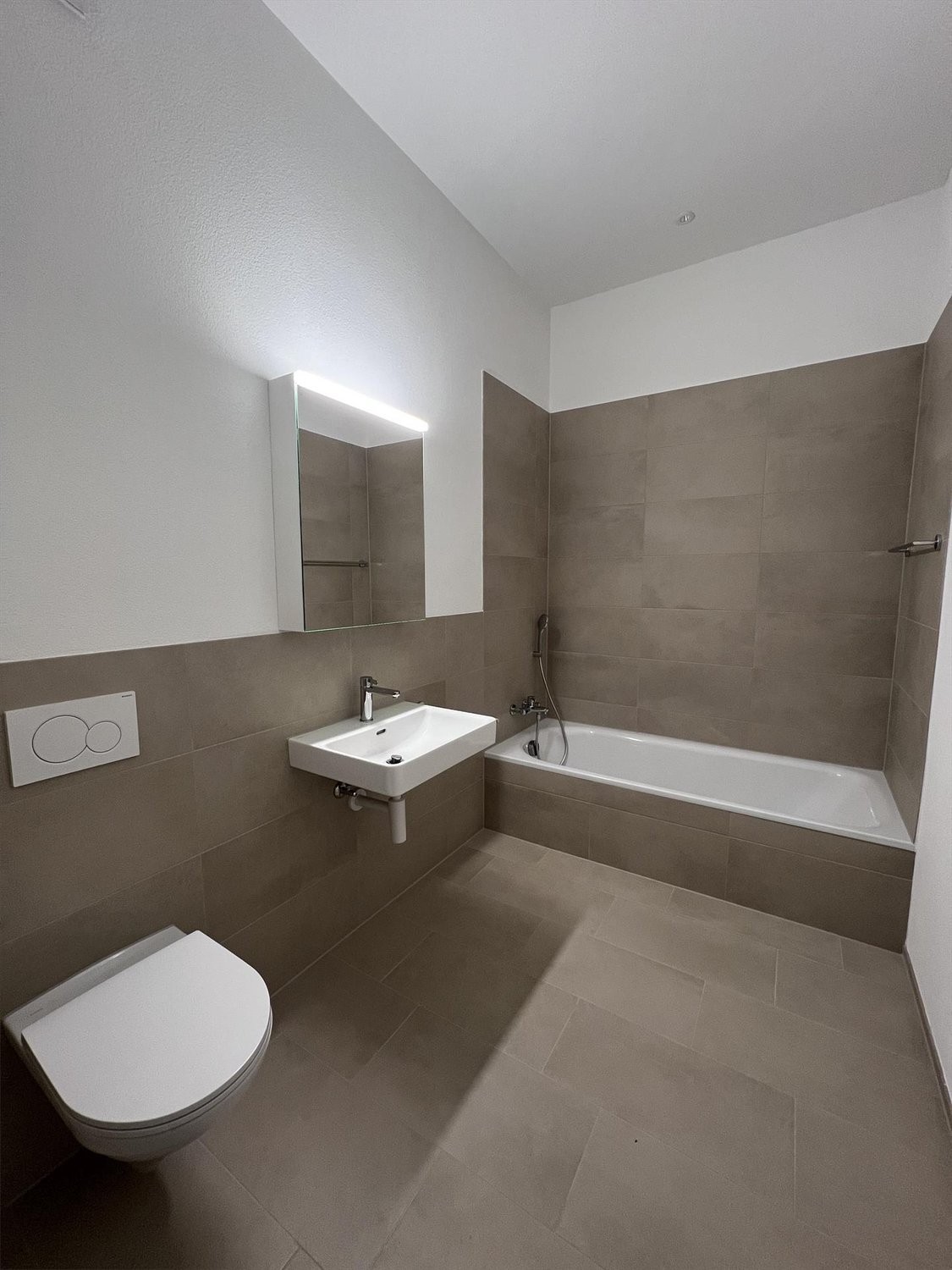 Appartement de 4 ½ pièces

Spacieux appartement de 4.5 pièces dans un immeuble neuf - première occupation dans un emplacement central à Neu St. Johann

Au Toggenburgerstrasse 13 à Neu St. Johann, nous louons avec effet immédiat un appartement attractif de 4.5 pièces au 1er étage d'un immeuble collec