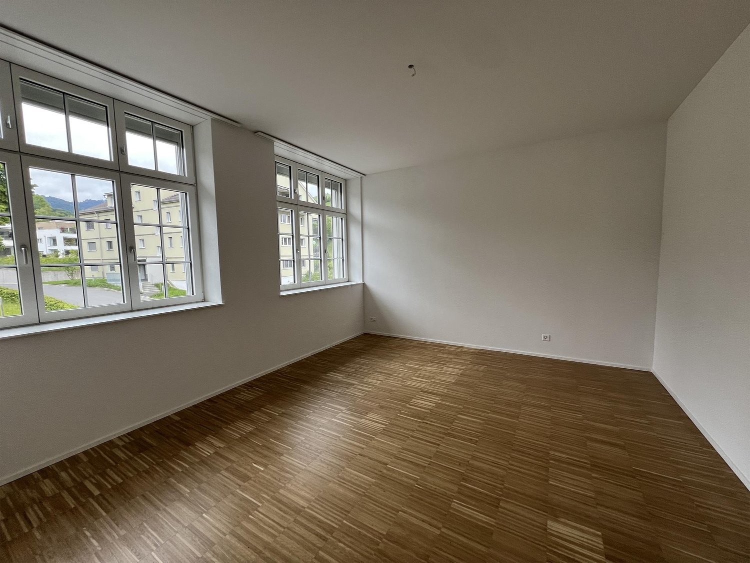 Appartement de 4 ½ pièces

Spacieux appartement de 4.5 pièces dans un immeuble neuf - première occupation dans un emplacement central à Neu St. Johann

Au Toggenburgerstrasse 13 à Neu St. Johann, nous louons avec effet immédiat un appartement attractif de 4.5 pièces au 1er étage d'un immeuble collec