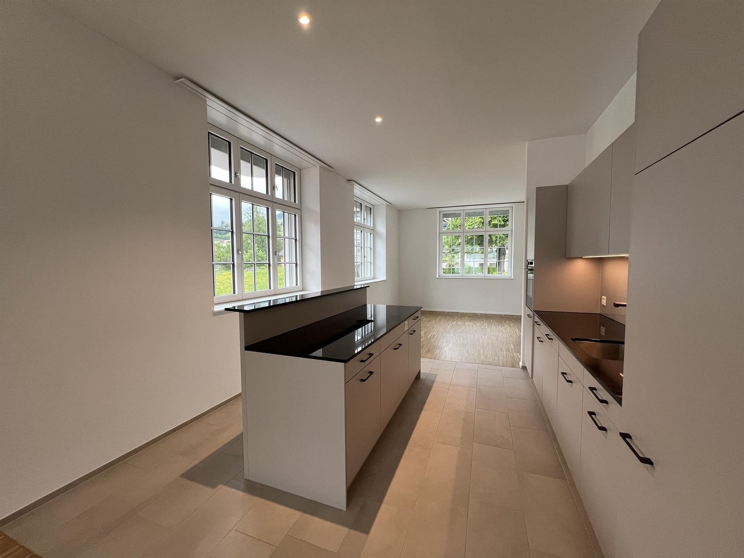Appartement de 4 ½ pièces

Spacieux appartement de 4.5 pièces dans un immeuble neuf - première occupation dans un emplacement central à Neu St. Johann

Au Toggenburgerstrasse 13 à Neu St. Johann, nous louons avec effet immédiat un appartement attractif de 4.5 pièces au 1er étage d'un immeuble collec