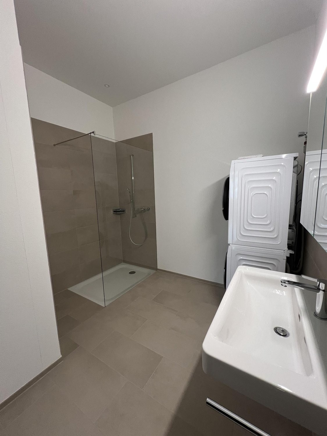 Appartement de 4 ½ pièces

Spacieux appartement de 4.5 pièces dans un immeuble neuf - première occupation dans un emplacement central à Neu St. Johann

Au Toggenburgerstrasse 13 à Neu St. Johann, nous louons avec effet immédiat un appartement attractif de 4.5 pièces au 1er étage d'un immeuble collec