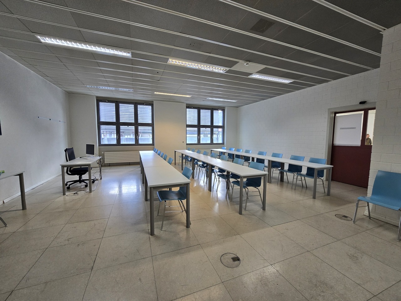 418m² office
