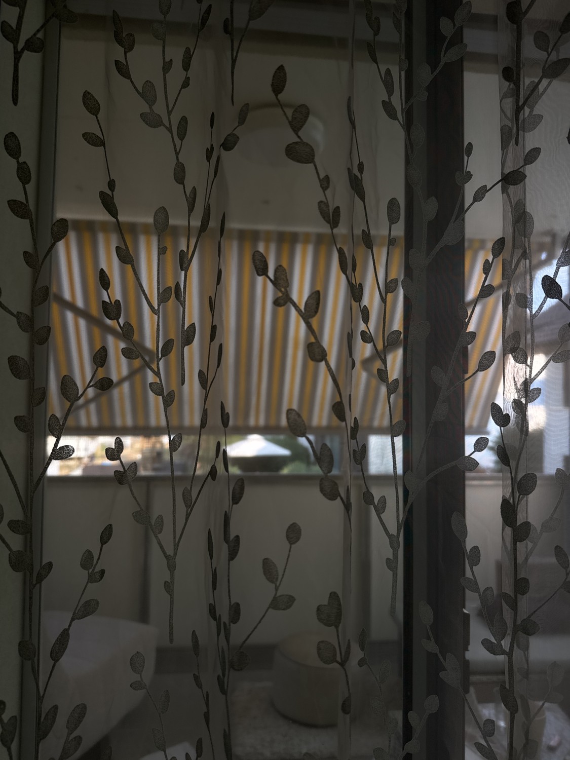 Chambre dans une colocation
J'ai 28 ans et je cherche une dame sympathique, calme et propre.
La chambre peut être comme tu le souhaites, mais les WC, le salon et la cuisine doivent être laissés propres.