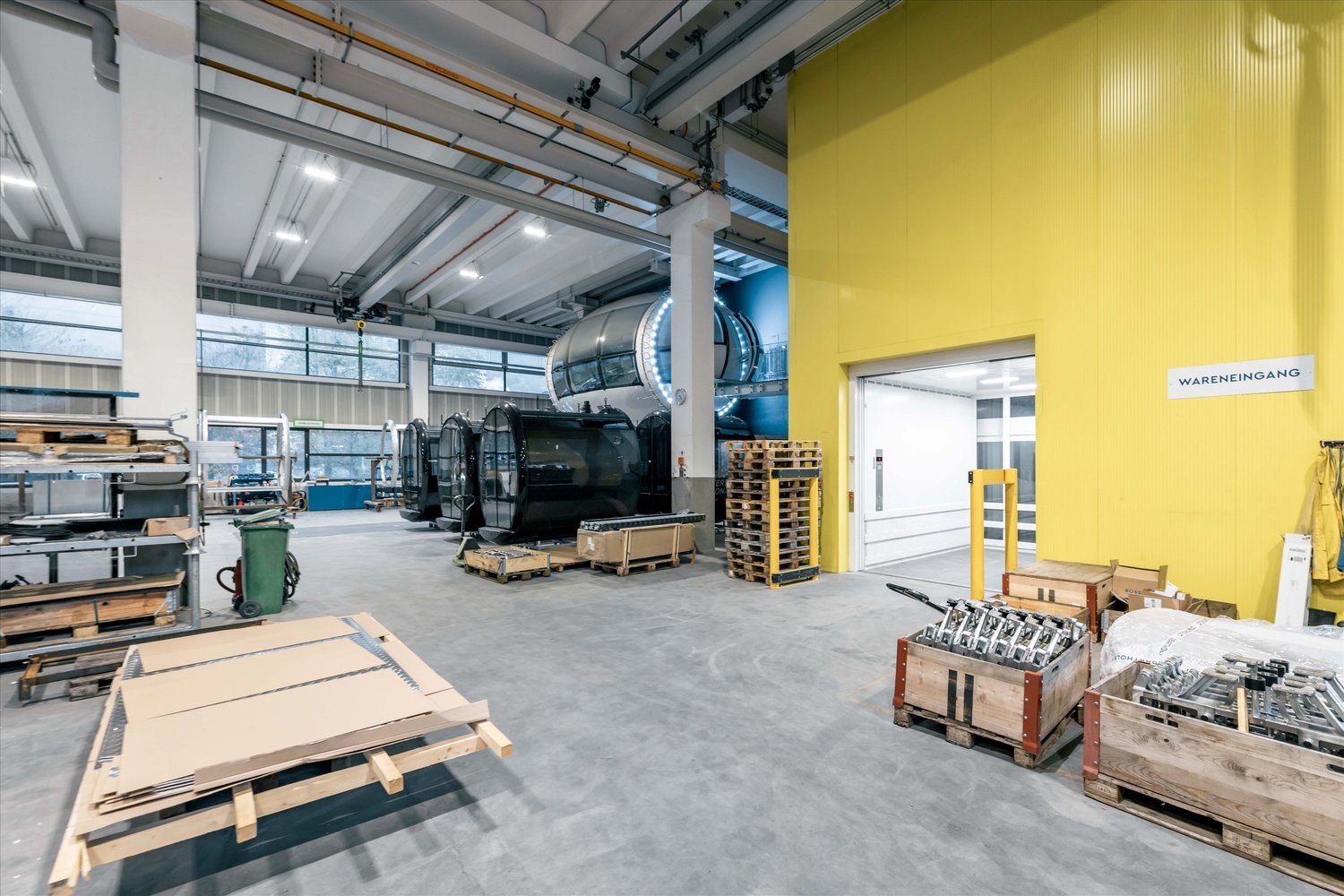 800m² storage room