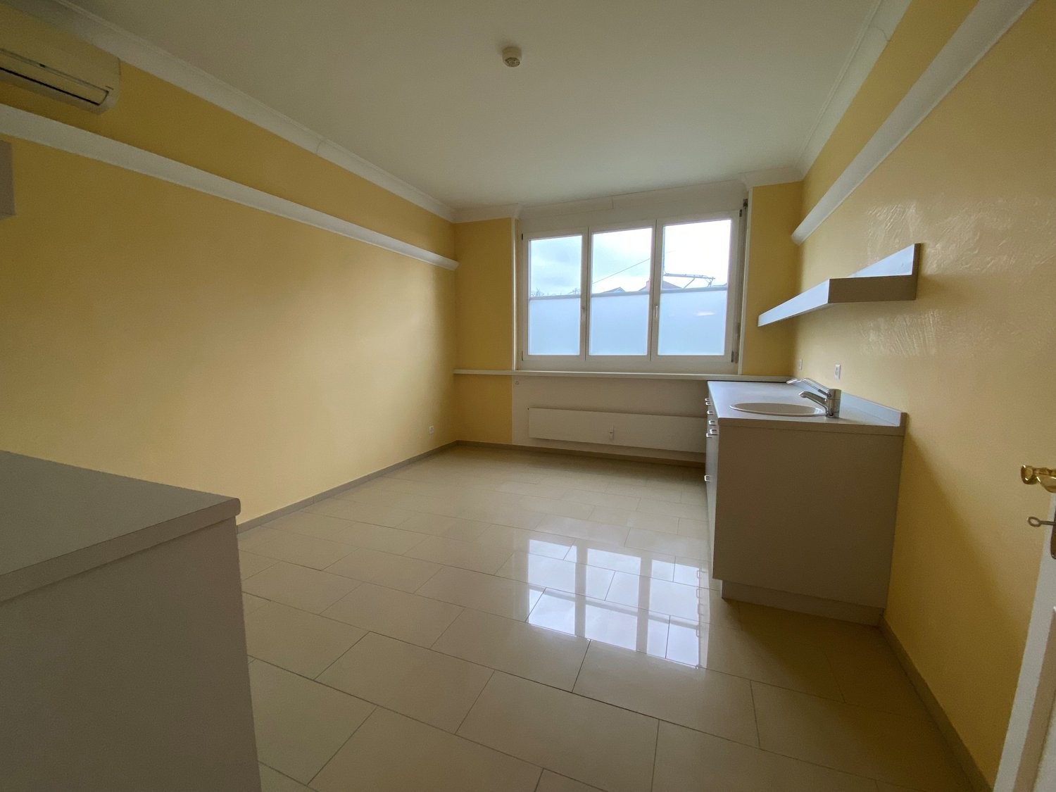 Bureau de 70m², photo 1 sur 5