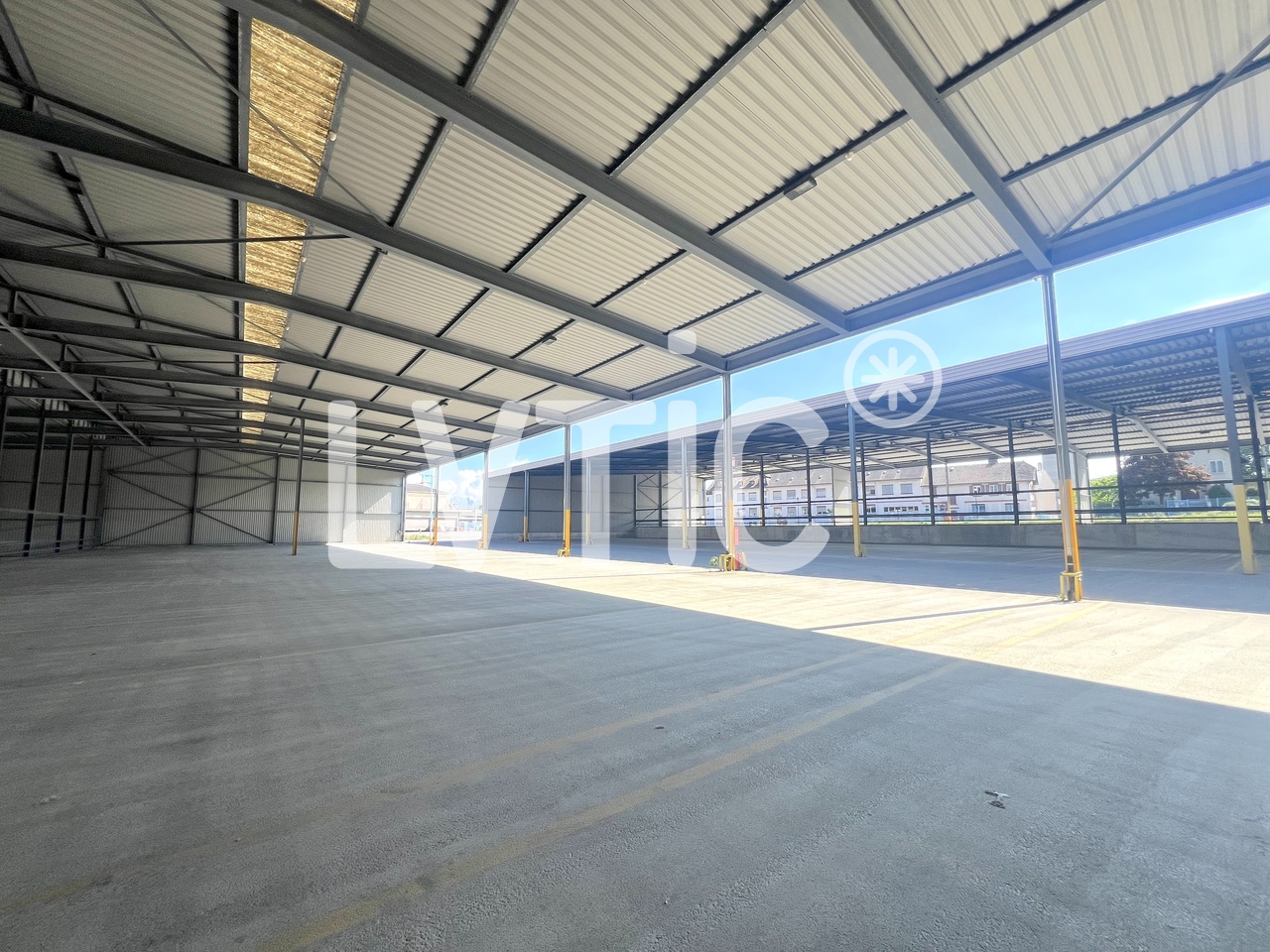 12000m² storage room