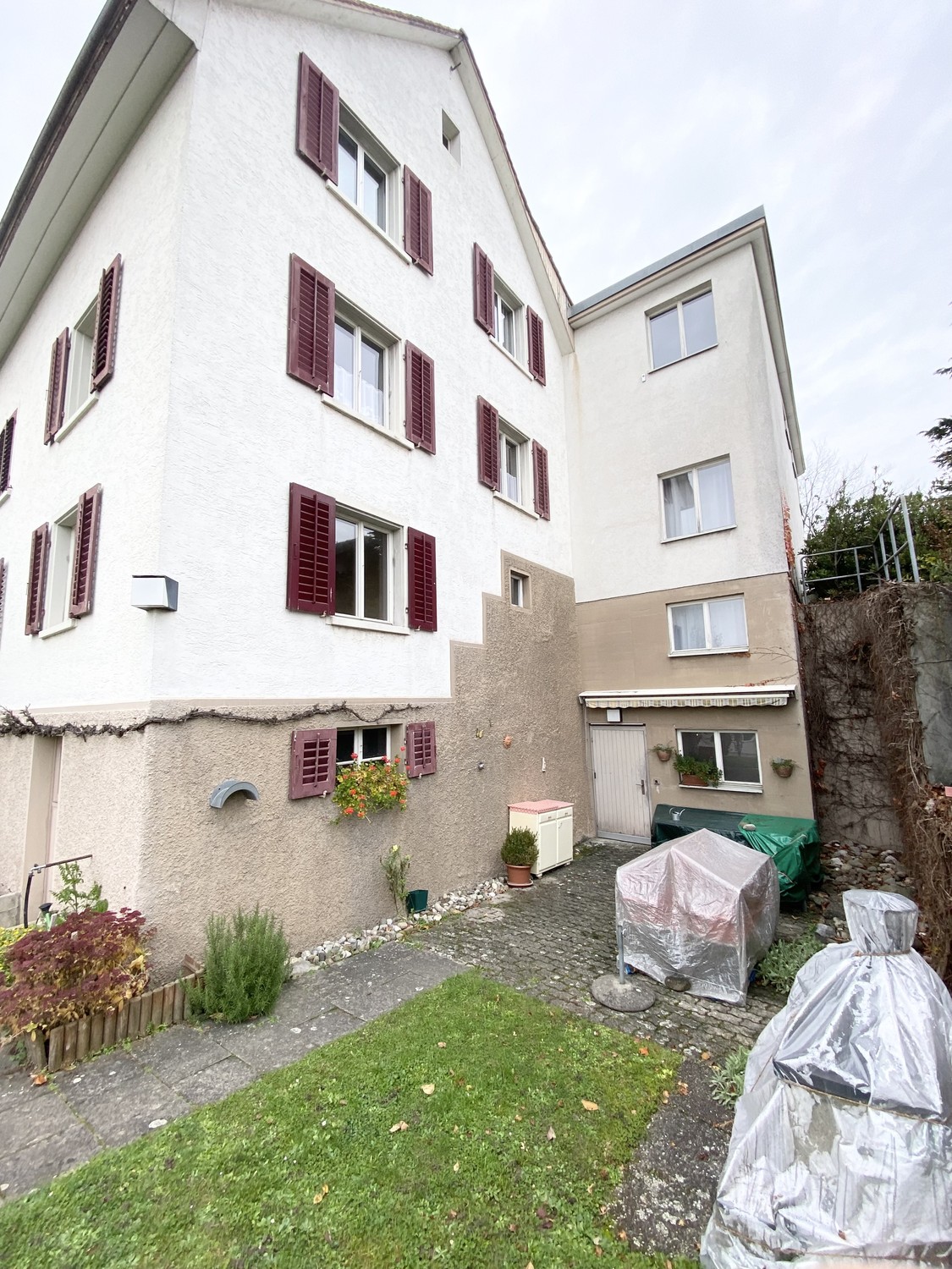 92m² commercial","description":"À louer, un **vaste espace de stockage d'environ 92 m²**, qui peut être utilisé de manière polyvalente comme espace de stockage, d'archivage ou de rangement.
La pièce dispose d'une **entrée séparée et directe**, ce qui garantit un accès sans complication. Deux petites, photo 6 sur 6
