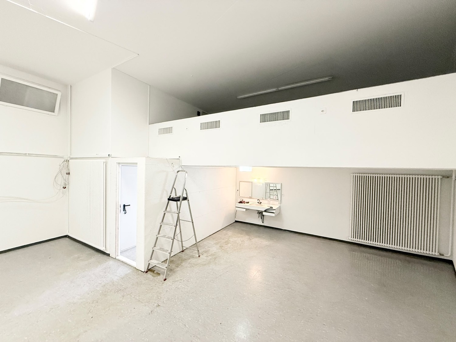 92m² commercial","description":"À louer, un **vaste espace de stockage d'environ 92 m²**, qui peut être utilisé de manière polyvalente comme espace de stockage, d'archivage ou de rangement.
La pièce dispose d'une **entrée séparée et directe**, ce qui garantit un accès sans complication. Deux petites, photo 1 sur 6