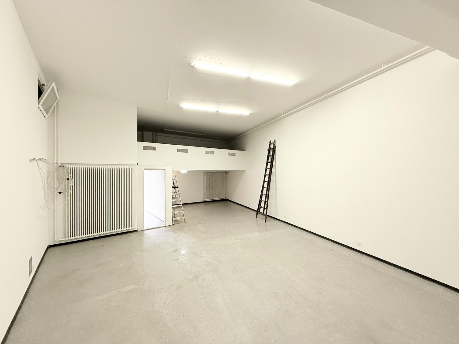92m² commercial","description":"À louer, un **vaste espace de stockage d'environ 92 m²**, qui peut être utilisé de manière polyvalente comme espace de stockage, d'archivage ou de rangement.
La pièce dispose d'une **entrée séparée et directe**, ce qui garantit un accès sans complication. Deux petites, photo 3 sur 6