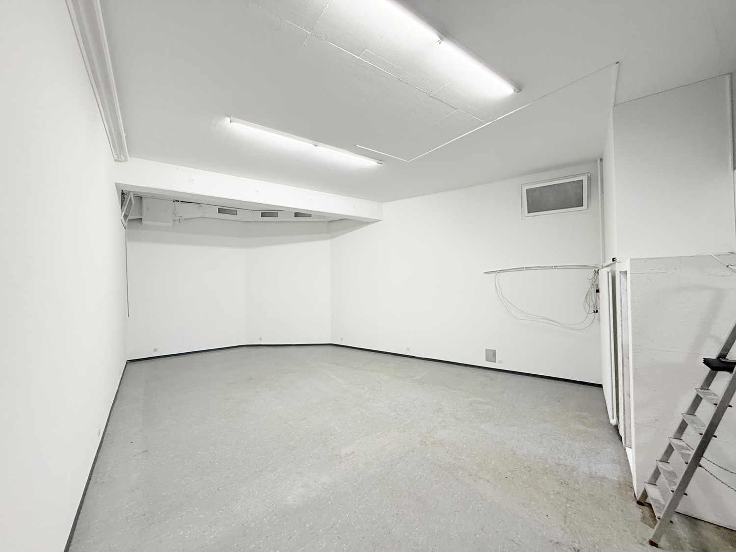 92m² commercial","description":"À louer, un **vaste espace de stockage d'environ 92 m²**, qui peut être utilisé de manière polyvalente comme espace de stockage, d'archivage ou de rangement.
La pièce dispose d'une **entrée séparée et directe**, ce qui garantit un accès sans complication. Deux petites, photo 2 sur 6