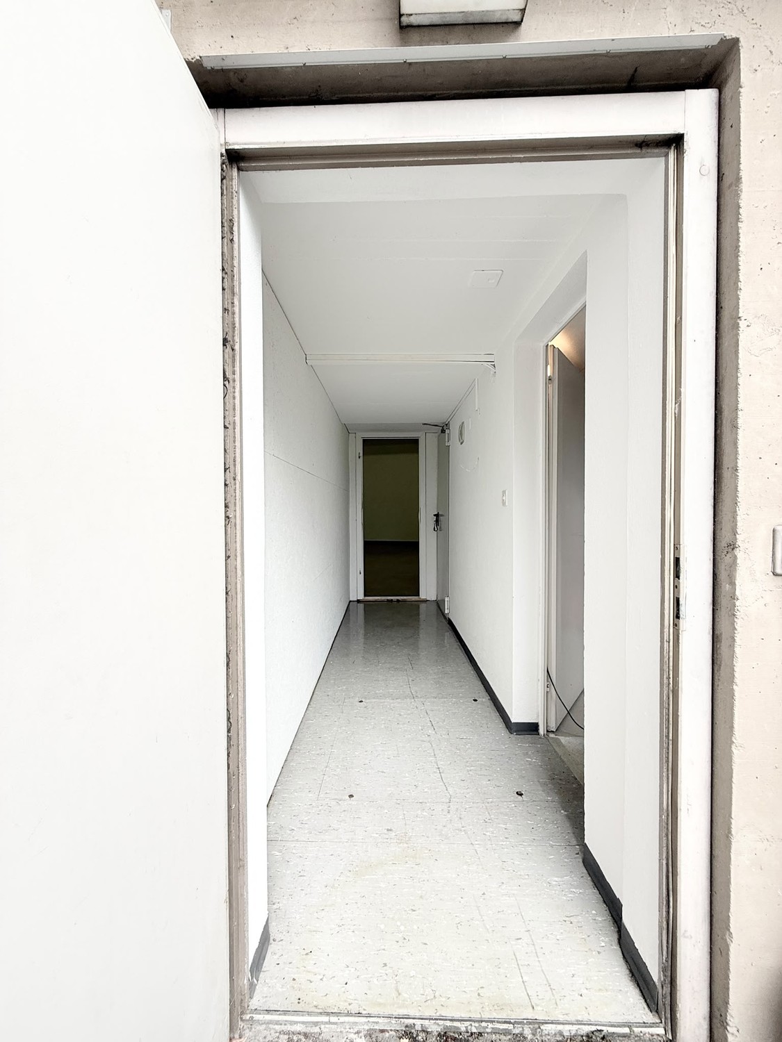 92m² commercial","description":"À louer, un **vaste espace de stockage d'environ 92 m²**, qui peut être utilisé de manière polyvalente comme espace de stockage, d'archivage ou de rangement.
La pièce dispose d'une **entrée séparée et directe**, ce qui garantit un accès sans complication. Deux petites, photo 4 sur 6